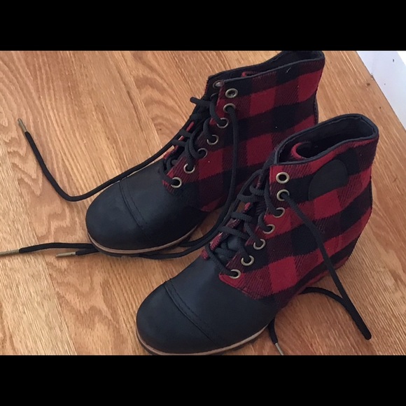 sorel buffalo plaid wedge
